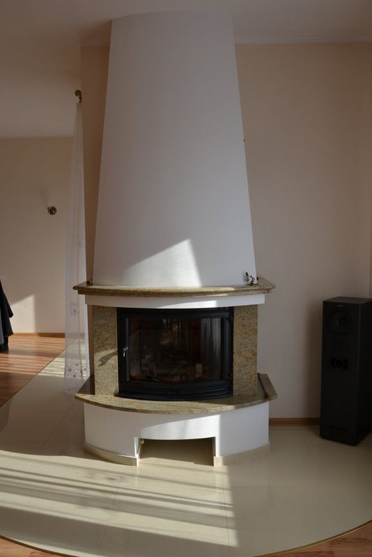 Kominek z DGP stoi przy zewnętrznej ścianie, blisko wyjścia tarasowego