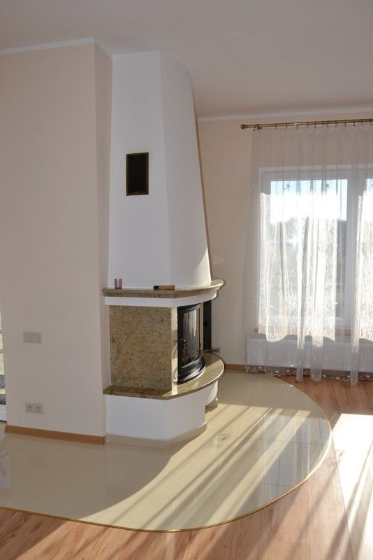 Transport drewna odbywa się po posadzce z płyt gresu