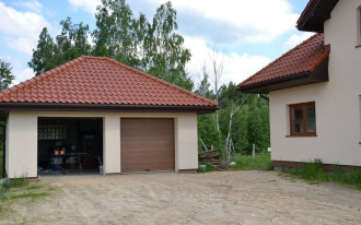 Garaż wolno stojący z dwiema bramami segmentowymi