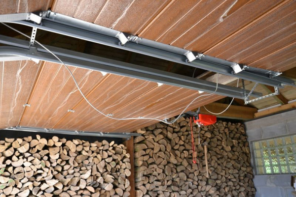 Drewno przechowywane w wolno stojącym garażu