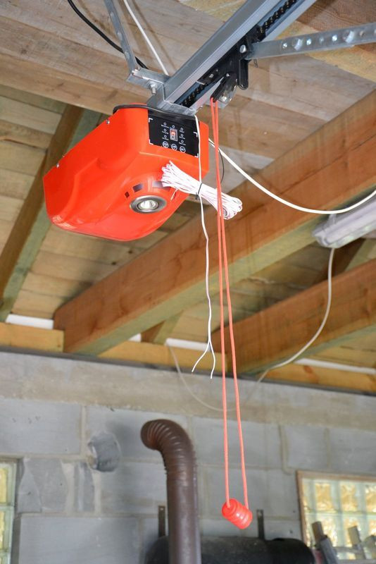 W wolno stojącym garażu skrzynkę i klapę rewizyjną zakryto obniżonym sufitem z płyt g-k