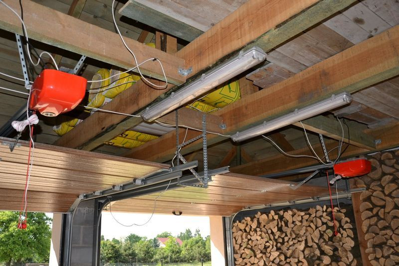 W wolno stojącym garażu skrzynkę i klapę rewizyjną zakryto obniżonym sufitem z płyt g-k