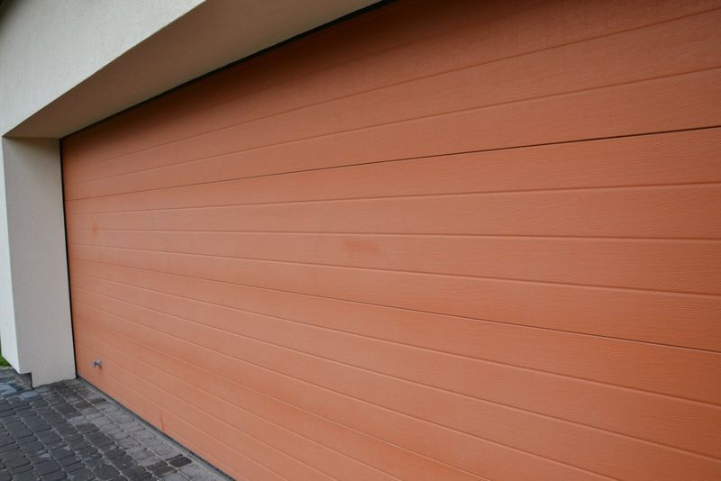 Segmenty bramy z przetłoczeniami, za dopłatą, pomalowano farbą proszkową w kolorze stolarki okiennej