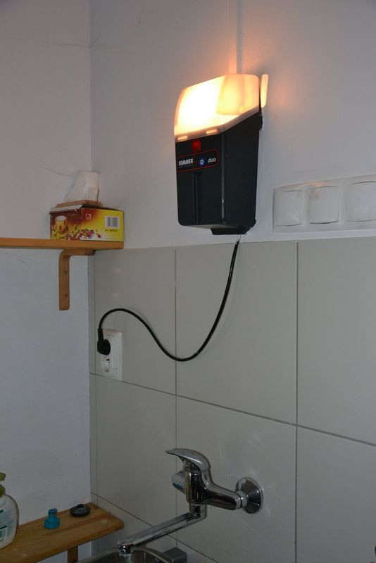 Właściciele dodatkowo wyposażyli bramę w pochwyt, ręczny rygiel oraz przycisk na ścianie garażu (przy wewnętrznym ciągu komunikacyjnym)