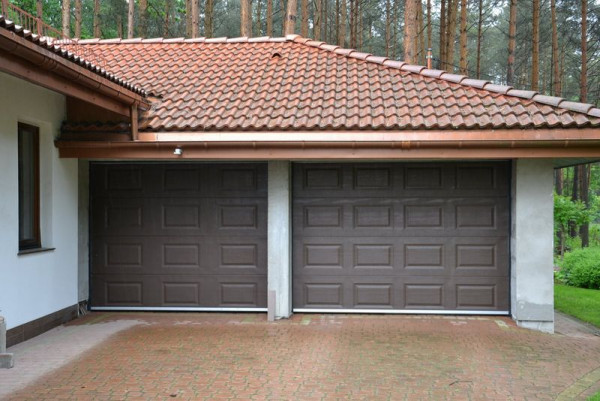 Tylko szersza brama ma napęd