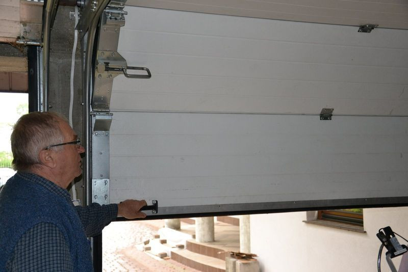 Obsługa ręczna segmentowej bramy garażowej