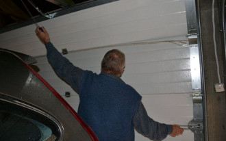 Dwie bramy garażowe i jeden napęd