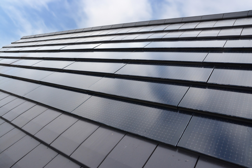 Wevolt X-Tile to moduły fotowoltaiczne harmonijnie połączone z płaskimi ceramicznymi dachówkami