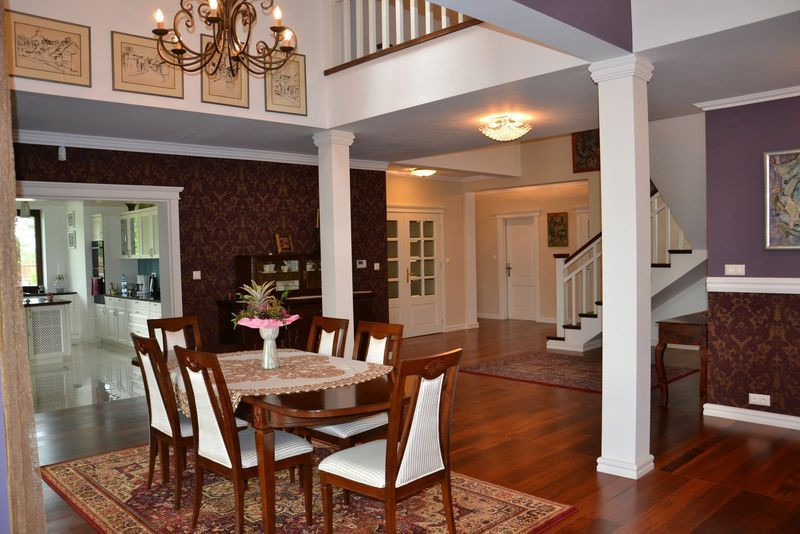 Białe drzwi z drewna sosny szwedzkiej, z ozdobnymi ościeżnicami i portalami, podkreślają charakter wnętrz, urządzonych w stylu amerykańskim i angielskim