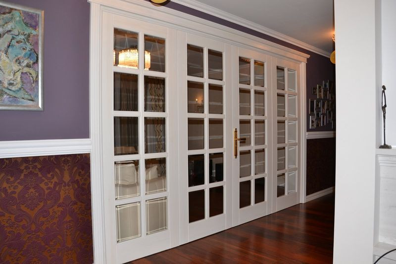 Na granicy salonu i gabinetu 4-częściowe drzwi z fazowanymi przezroczystymi szybami. Zewnętrzne części są stałe, wewnętrzne otwierane