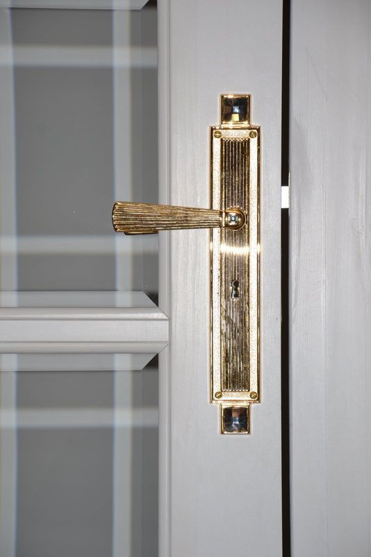 W 4-częściowych drzwiach do gabinetu założono pozłacaną klamkę z kryształami Swarovskiego
