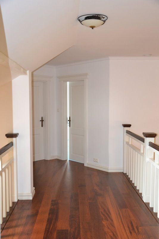 Na poddaszu ustawiono pełne, drewniane drzwi