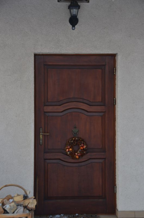 Solidne drzwi z litego sosnowego drewna, mocnymi zawiasami i zamkiem