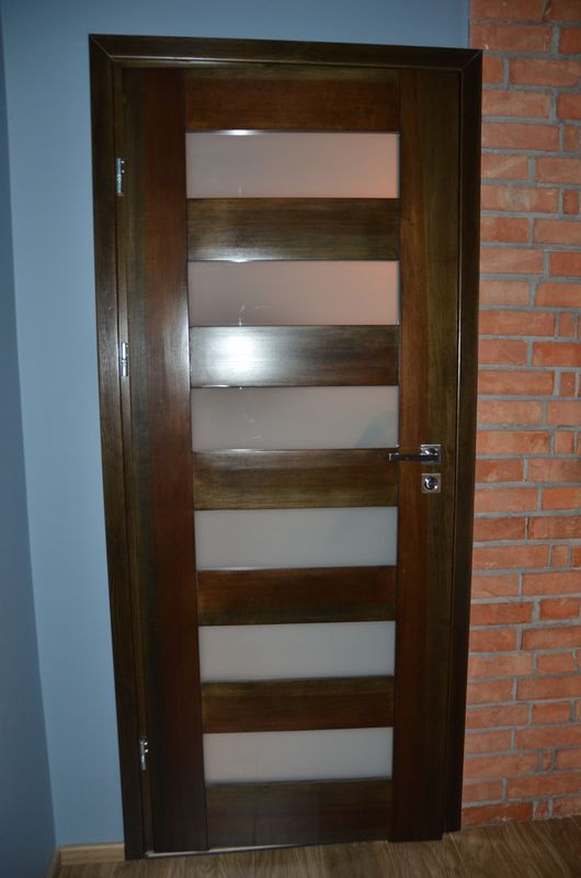 Oszklone drewniane drzwi na poddaszu