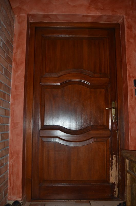 Pełne drzwi lepiej było zastąpić przeszklonymi. Lakier uszkodził... pies