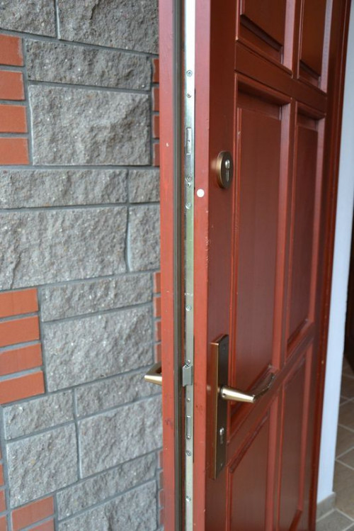 Drzwi zewnętrzne mają blokadę antywyważeniową