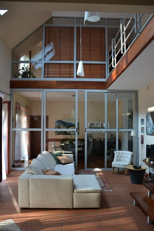 W salonie i na antresoli niestandardowe drzwi wykonano z aluminium i hartowanego szkła