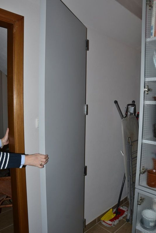 Wahadłowe drzwi do pralni są zbyt masywne i ciężkie