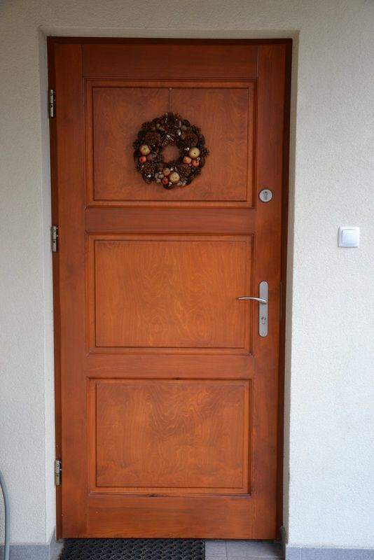 W głównym wejściu do budynku wstawiono solidne, choć nie antywłamaniowe drzwi z klejonego drewna sosnowego