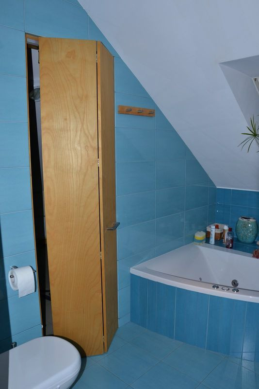 Składane drzwi w łazience