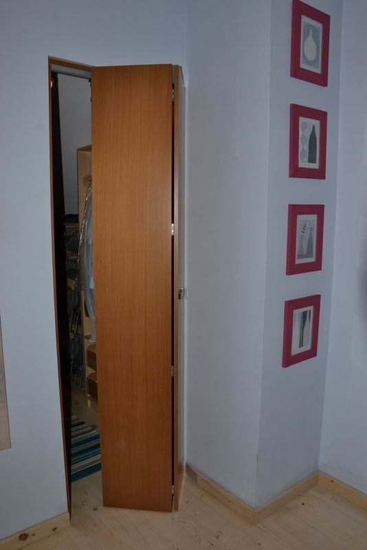 Składane drzwi w garderobie