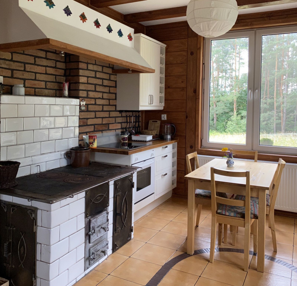 Pieco-kuchnia z fajerkami, obudowana kaflami