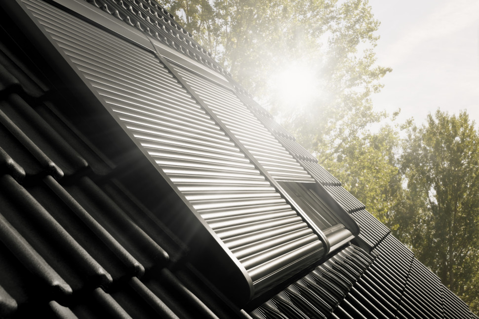 Rolety zewnętrzne VELUX, które zatrzymują promienie słoneczne zanim osiągną szybę i ją podgrzeją