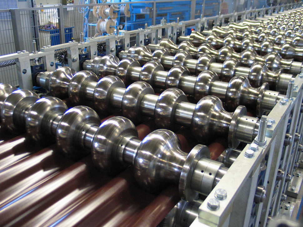 Samesor Oy specjalizuje się w projektowaniu i produkcji zaawansowanych technologii do profilowania blach stalowych.