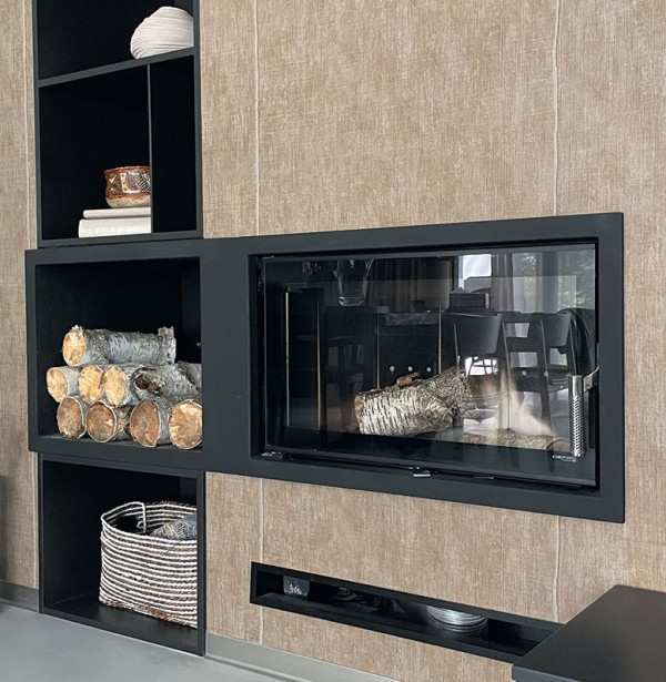 Płytki wkład, obudowę i regał umieszczono we wnęce, zlicowano z czołem ściany z ognioodporną tapetą.