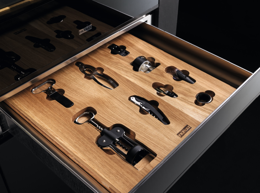 Specjalistyczne szuflady AGD montowane pod ekspresem do kawy lub winiarką.