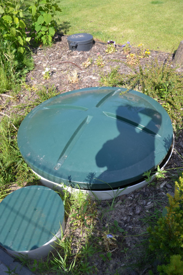 Cylindryczny, sześciokomorowy zbiornik oczyszczalni biologicznej ulokowano w odległości kilkanaście metrów od domu