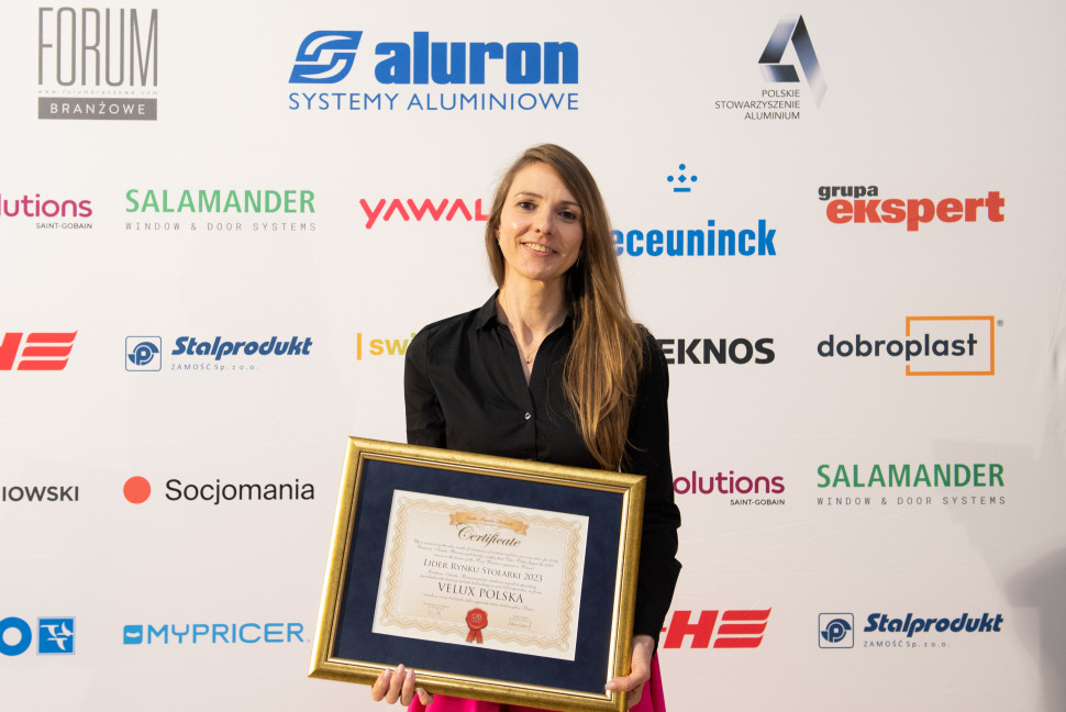 Pamiątkowy dyplom w imieniu VELUX Polska odebrała Aleksandra Stępniak, Public Affairs Manager