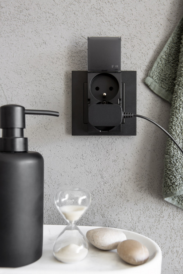 Podwójne, modułowe gniazdko bryzgoszczelne z serii Simon 55