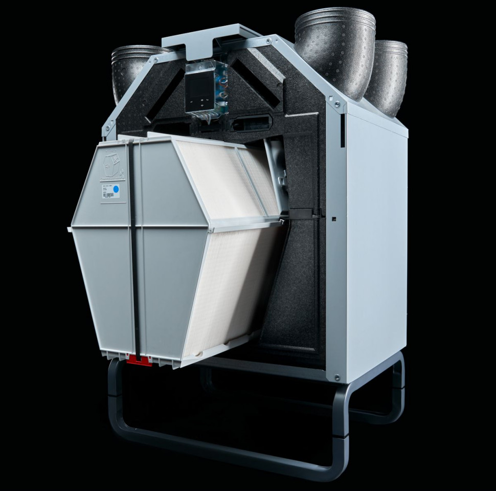 Kompaktowa, szczelna obudowa, skrywająca instrukcję czarna klapka poliwęglanowa, obracane króćce montażowe, wyświetlacz – to wszystko widać na pierwszy rzut oka. Ale najważniejsze kryje się w środku centrali.