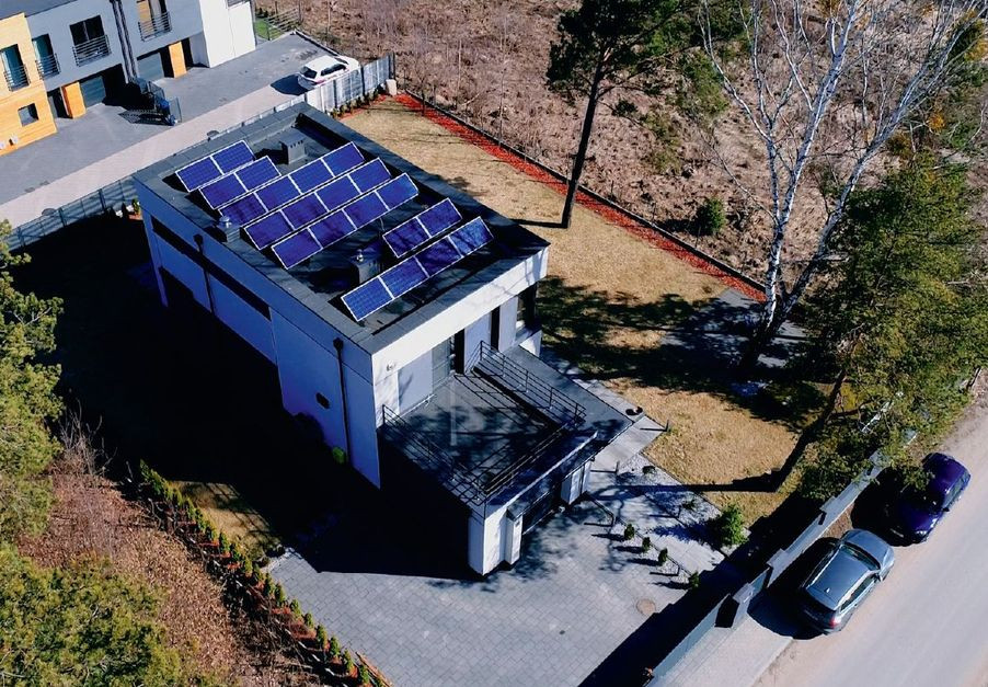 Panele PV zamontowane na płaskim dachu