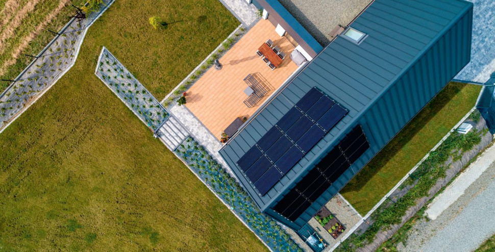 Panele PV umiejscowione po obu stronach dachu skośnego