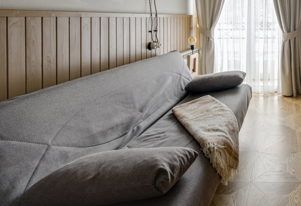 Zbyt luźne pokrowce mogą się zsuwać z kanapy i tworzyć wrażenie bałaganu.