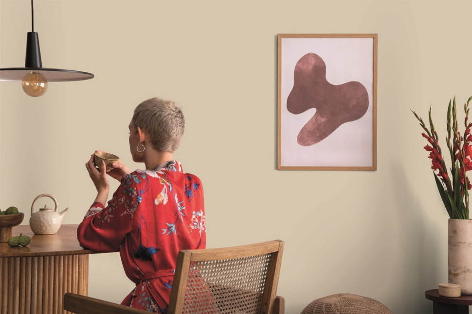 Stworzenie ciepłej atmosfery w jadalni możliwe jest dzięki beżowym lub kremowym ścianom