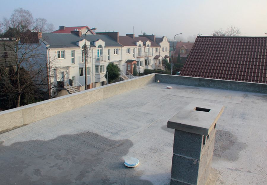 Strop nad ostatnią kondygnacją, czyli żelbetowa konstrukcja dachu płaskiego