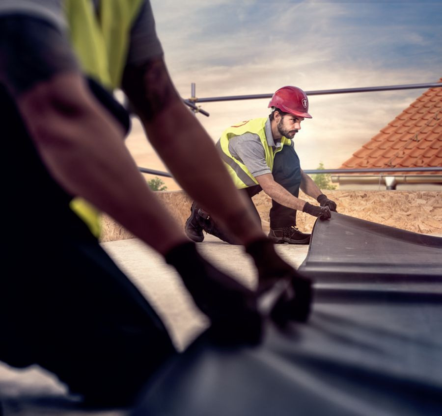 Układanie membrany EPDM