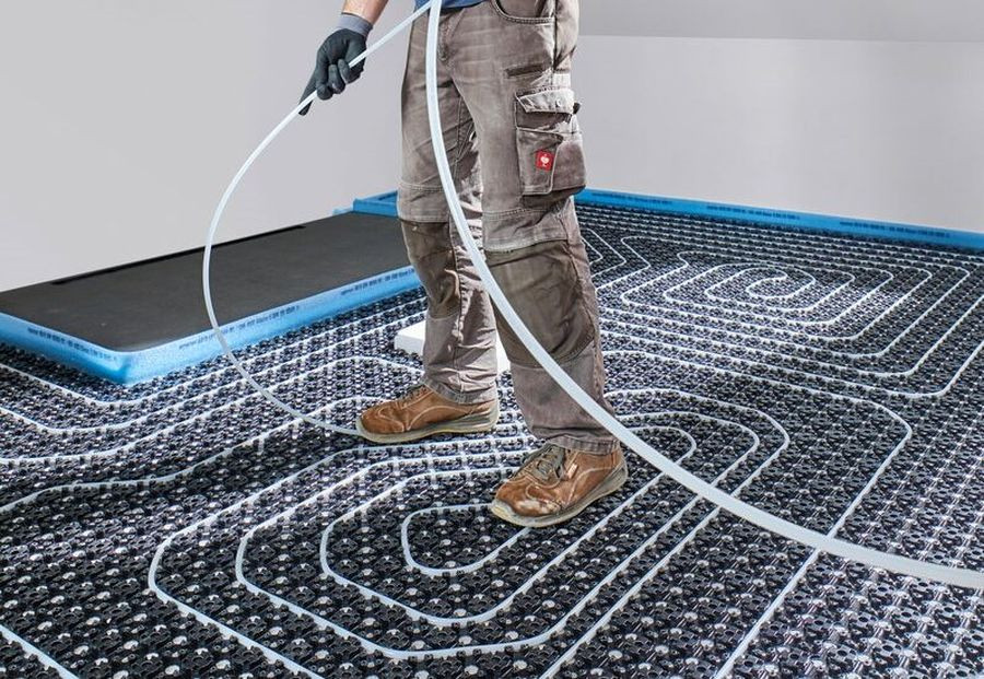 Dzięki specjalnej macie samoprzylepnej system Uponor Minitec to łatwa i szybka instalacja