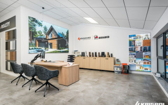 Sieć Salonów KRISHOME: złoty Laur Klienta 2023 i otwarcie największego w Polsce salonu ze stolarką marki KRISPOL