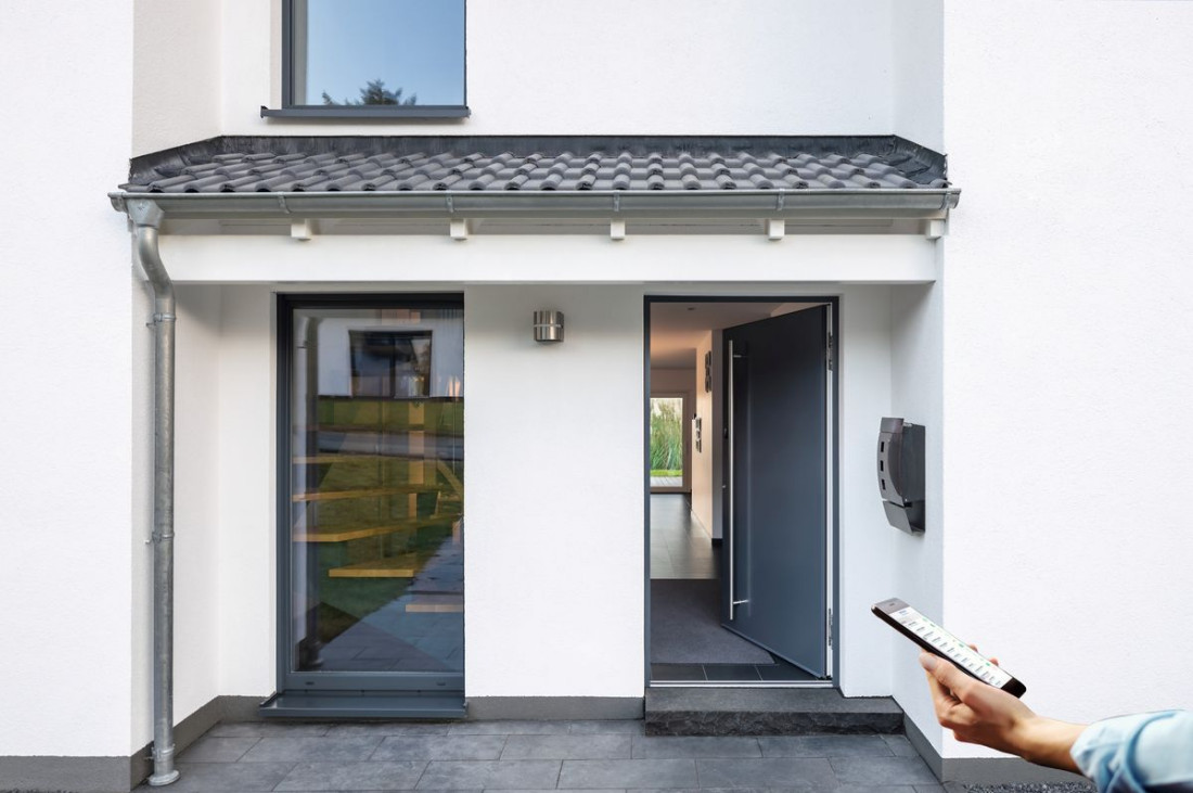 Jakie zabezpieczenia inteligentne można zastosować w celu ochrony drzwi wejściowych do domu?