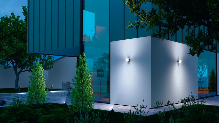 Za pomocą kinkietów przeznaczonych do montażu na ścianie domu można oświetlić zarówno elewację, jak i wejście do budynku