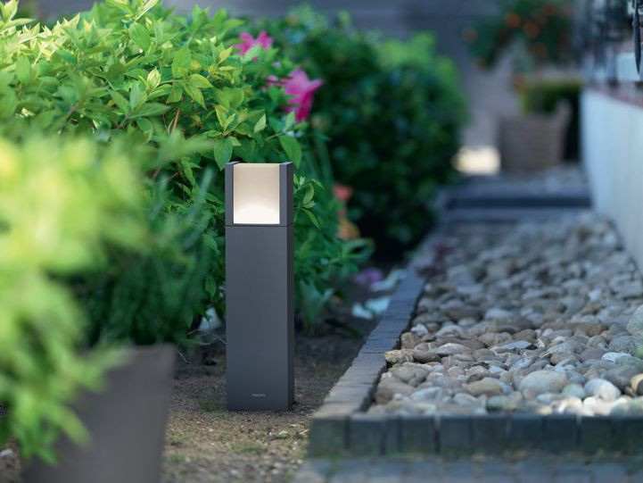 Lampy słupkowe mają różną wysokość i stylistykę