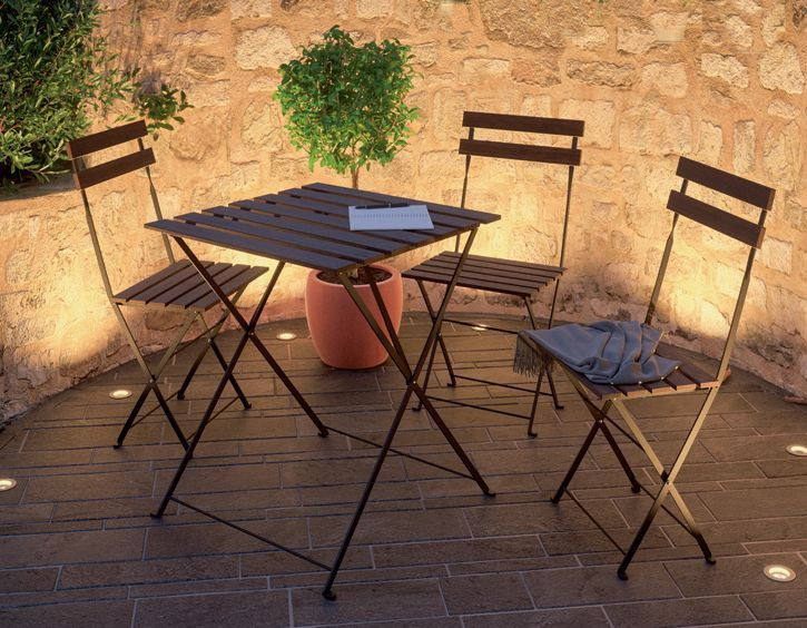 Oświetlenie tarasu lampami montowanymi w podłożu