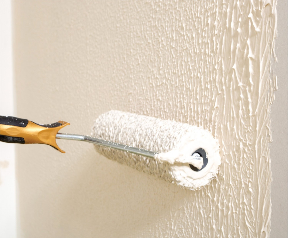 Gładź Omega Finish można nakładać przy pomocy wałka.