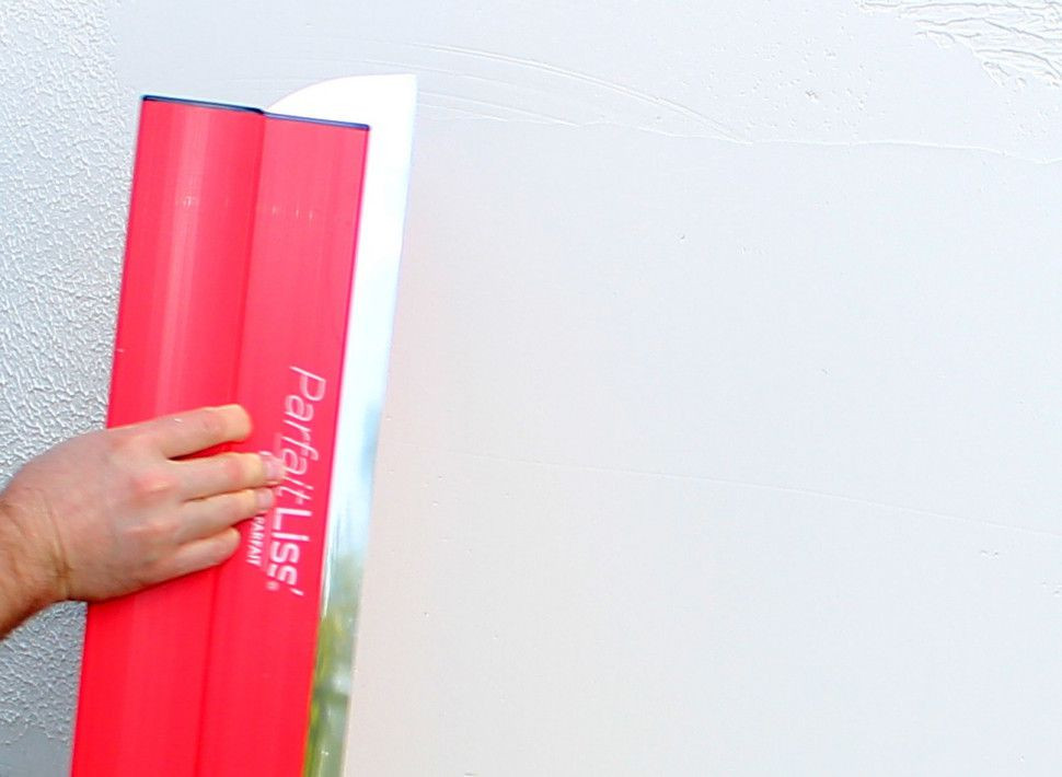 Na ścianie powstaje rodzaj baranka, który należy przetrzeć długą pacą (tzw. żyletą)