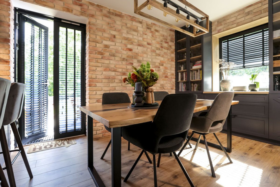 Drewniane żaluzje wewnętrzne wizualnie ocieplają surowy charakter loftowych przestrzeni