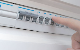 Bezpieczeństwo instalacji elektrycznej w domu. Co powinno znaleźć się w rozdzielnicy elektrycznej?